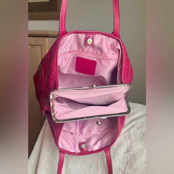 Coach kiss lock #E1093-F15658 signature hot pink patent leather purse - Picture 10 of 17